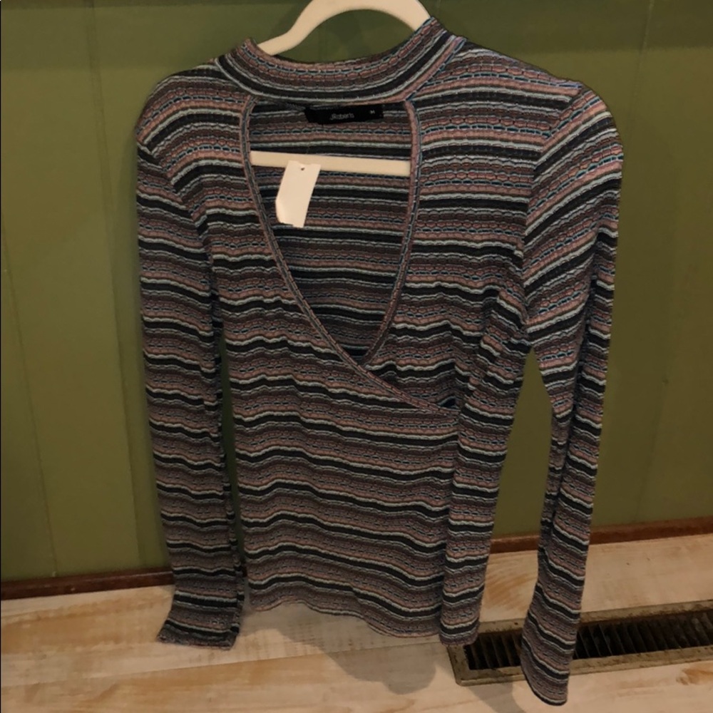 Patterned long sleeve shirt with V cut out